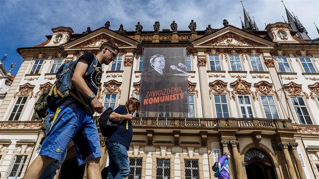 Budovy v esk republice pipomnaj vyvenmi bilboardy 70. vro popravy Milady Horkov. Na snmku je Palc Kinskch. (25. ervna 2020)