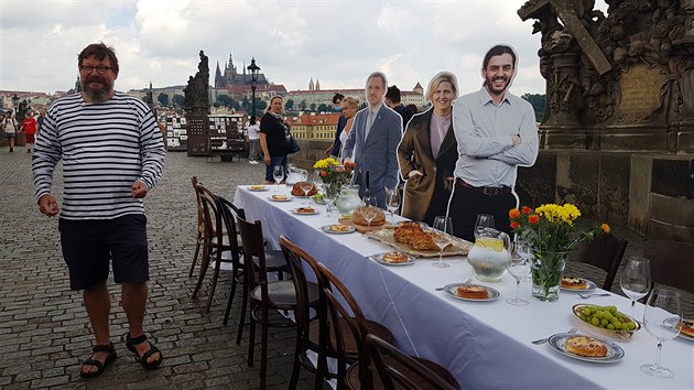Rozloučit se s koronavirovými omezeními a přivítat prázdniny budou moci Pražané i návštěvníci hlavního města v úterý 30. června 2020 večer hostinou na Karlově mostě. (26. června 2020)