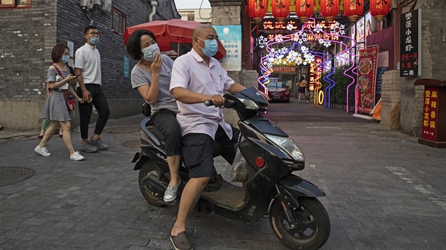 Obyvatel Pekingu stle nos ochrann rouky. ady se obvaj druh vlny pandemie. (26. ervna 2020)