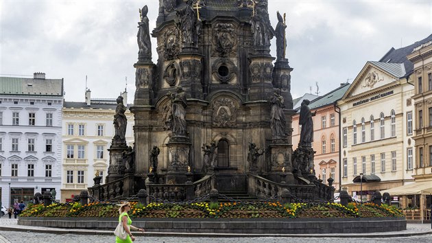 Schodit okolo zkladny olomouckho sloupu Nejsvtj Trojice dostalo kvtinovou vzdobu. Ne vem mstnm se ale kvtinov obloen na pamtce UNESCO lb.