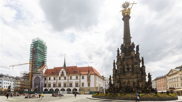 Schodit okolo zkladny olomouckho sloupu Nejsvtj Trojice dostalo kvtinovou vzdobu. Ne vem mstnm se ale kvtinov obloen na pamtce UNESCO lb.