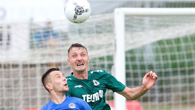 Jablonecký Michal Jeřábek ve vzdušném souboji s libereckém Jakubem Peškem v utkání ligové nadstavby.
