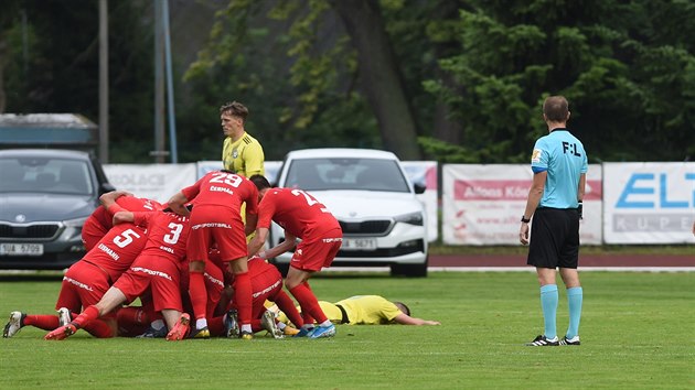 Fotbalist Zbrojovky Brno se raduj, hri Varnsdorfu zklamnm padli na trvnk.