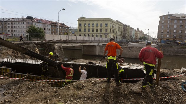 Nedávné deště a zvednuté hladiny řek zasáhly také do kompletní přestavby mostu na Masarykově třídě v Olomouci. Stroje musely na dva dny z koryta řeky, zatopený kamenolom na týden zastavil dodávky žuly.  (červen 2020)