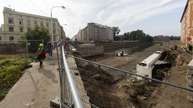 Nedvn det a zvednut hladiny ek zashly tak do kompletn pestavby mostu na Masarykov td v Olomouci. Stroje musely na dva dny z koryta eky, zatopen kamenolom na tden zastavil dodvky uly.  (erven 2020)