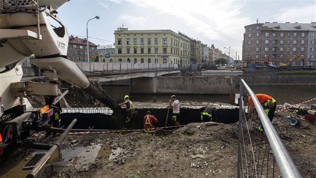 Nedvn det a zvednut hladiny ek zashly tak do kompletn pestavby mostu na Masarykov td v Olomouci. Stroje musely na dva dny z koryta eky, zatopen kamenolom na tden zastavil dodvky uly.  (erven 2020)