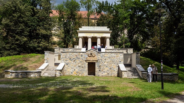 Nedávno zrekonstruované Jihoslovanské mauzoleum v olomouckých Bezručových sadech z roku 1926. Postavené podle projektu architekta Huberta Austa. Ukrývá ostatky 1 200 jugoslávských vojáků z první světové války. (červen 2020)