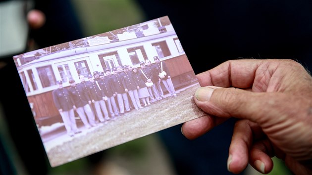 Řidič Aleš Živný ukazuje archivní fotografii z roku 1986, kdy začínal jezdit s tramvají.