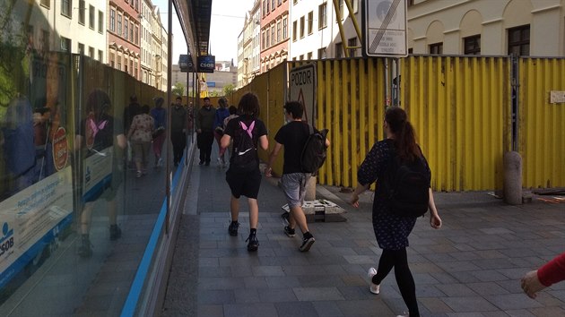 Oprava horní části brněnské hlavní pěší tepny, kterou je Česká ulice v centrum města, se protáhne až do podzimu 2021.