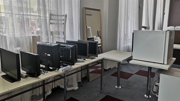 Legendární brněnský hotel Slavia před časem zavřel, teď rozprodává své vybavení. V nabídce jsou například počítače, zrcadla či lednice.