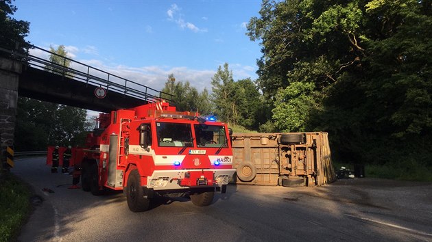 S vyprotnm vozidla musel pomoci jeb. Kabina byla pln zdemolovan. Vozidlo pevelo drb.