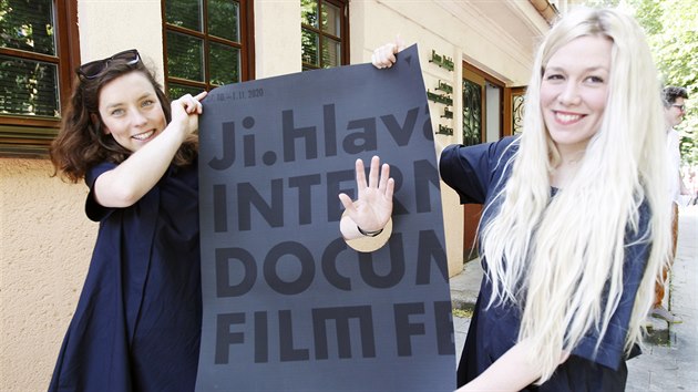 Pedstaven oficilnho plaktu letonho ronku jihlavskho festivalu dokumentrnch film Ji.hlava. Kvli koronavirov krizi je vyveden v tmavch barvch a m v sob dru.