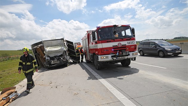 Tragická nehoda na D1 u Stránecké Zhoře, při níž zemřeli dva lidé. Dodávka zezadu narazila do kamionu.