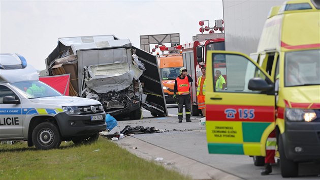 Tragick nehoda na D1 u Strneck Zhoe, pi n zemeli dva lid. Dodvka zezadu narazila do kamionu.