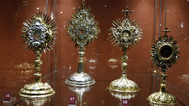 Vystaveny jsou mimo jiné také cenné monstrance, kalichy či relikviáře zpravidla z pozlaceného stříbra, které se používají při slavnostních bohoslužbách.