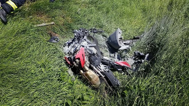 Motocykl po nehodě shořel.