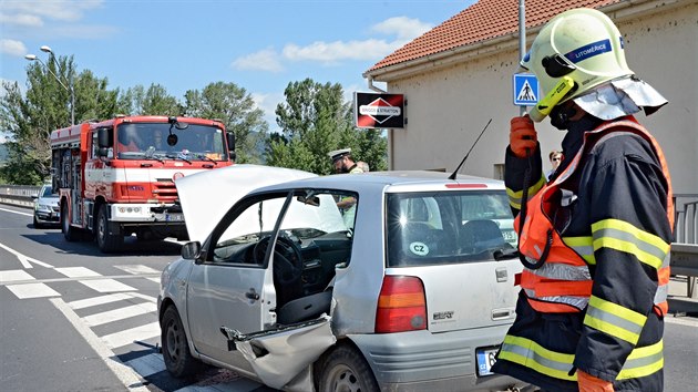 Vn zrannou idiku jednoho z aut odvezl do nemocnice vrtulnk. (22. ervna 2020)