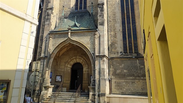 Pvodn kostel vyhoel v beznu 1517. Zstala jen v, je slouila jako mstsk pokladnice a kter se dochovala dodnes. Na mst stavitel pod vedenm pravdpodobn Benedikta Rejta vybudovali nov chrm v podob sovho trojlod s krouenou klenbou a jehlancovou stechou. Dlo bylo dokoneno roku 1538.