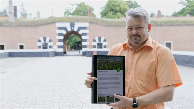 Tom Rieger z Pamtnku Terezn pedstavuje novho virtulnho prvodce v podob mobiln aplikace Smartguide. Aplikace pibl historii msta od jeho vzniku a po ukonen 2. svtov vlky. Nabdne vce jak 50 bod zjmu a 2 naun trasy ve 3 jazycch.