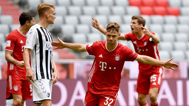 Joshua Kimmich z Bayernu Mnichov oslavuje gl v utkn proti Freiburgu.