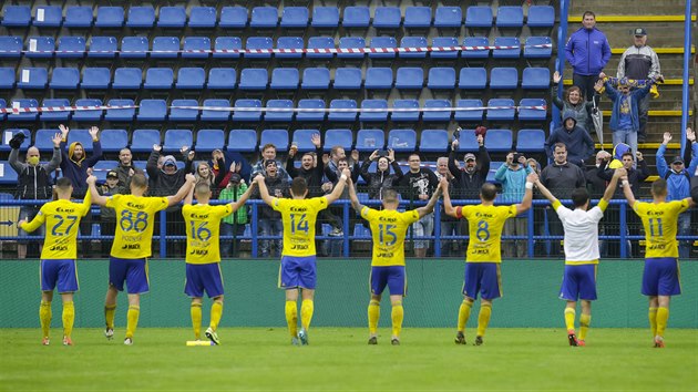 Fotbalist� Zl�na slav� v�t�zstv�.
