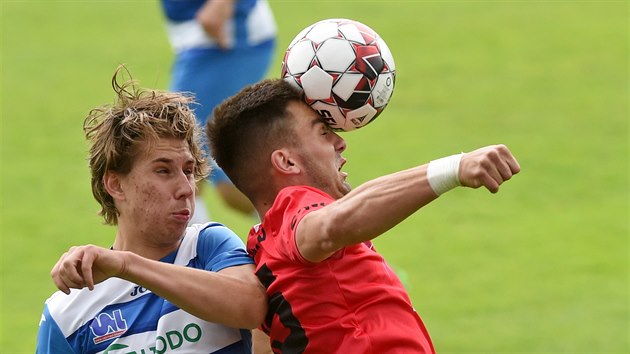 Bohumil Hudec z st nad Labem (vlevo) a Martin Zikl z Lsn v hlavikovm souboji.