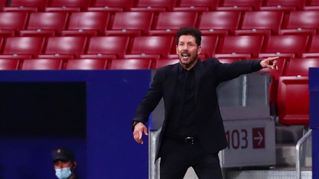 Trenr Diego Simeone diriguje fotbalisty Atltika Madrid.