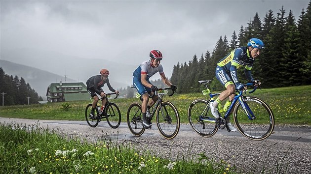 Krakonov cyklomaraton a jedno z obtnch stoupn. Zleva Josef ern, Tom Viovsk a Adam oupalk.