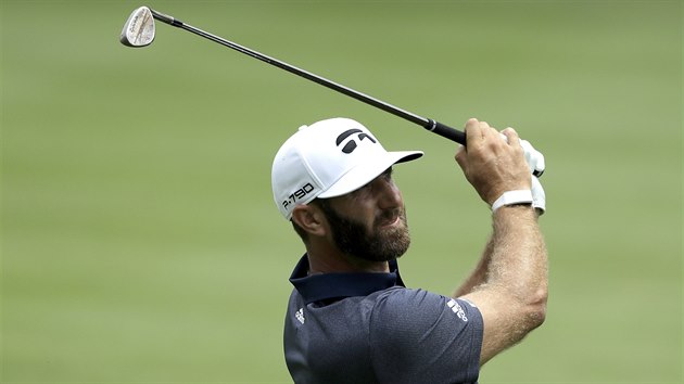 Dustin Johnson ve tetm kole turnaje Travelers Championship v Cromwellu.