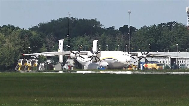 Antonov An-22 na pardubickém letišti