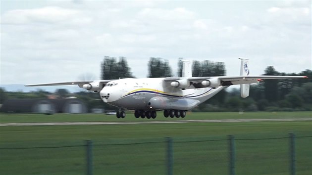 Antonov An-22 na pardubickém letišti