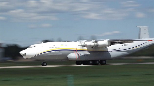 Ob nkladn letouna Antonov An-22 odletl z esk republiky