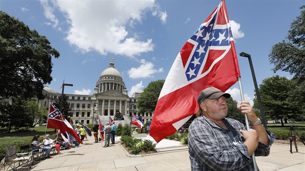 Americk stt Mississippi odstran ze sv vlajky znak Konfederace jako symbol rasismu. (28. ervna 2020)