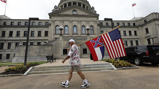 Americk stt Mississippi odstran ze sv vlajky znak Konfederace jako symbol rasismu. (27. ervna 2020)