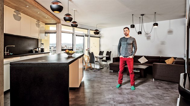 „Mám rád jednoduchý a účelný design. Takový je
i náš byt. Podobu obýváku a kuchyně, vyrobené
truhlářem na míru, jsme řešili se studiem Drobný
Architects. V kuchyni jsou světla značky DCW
a v obývacím pokoji Flos,“ popisuje Martin Šonka.