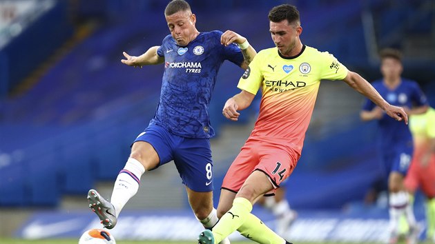 Ross Barkley (vlevo) z Chelsea v souboji s Aymericem Laportem z Manchesteru City.