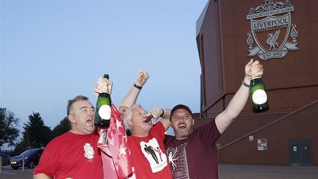 Fanouci Liverpoolu vyrazili po skonen duelu Chelsea - Manchester City do ulic, Oslavy titulu po 30 letech vypukly naplno.