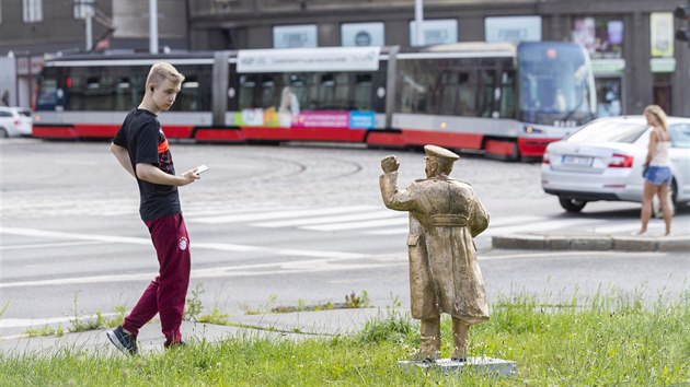 Sochy maršálů Koněvů v Koněvově ulici na Žižkově byly umístěny v rámci festivalu Landscape. (22.6.2020)