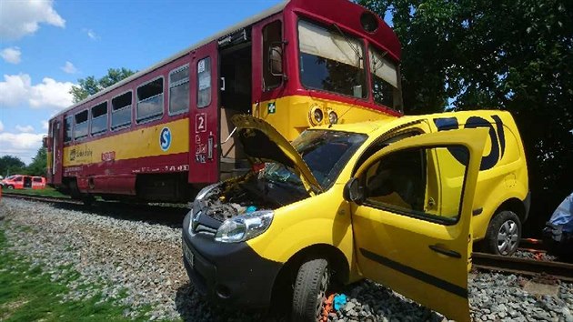 Na železničním přejezdu mezi Zápy a Lázněmi Toušeň u Prahy se dopoledne srazil osobní vlak s autem.