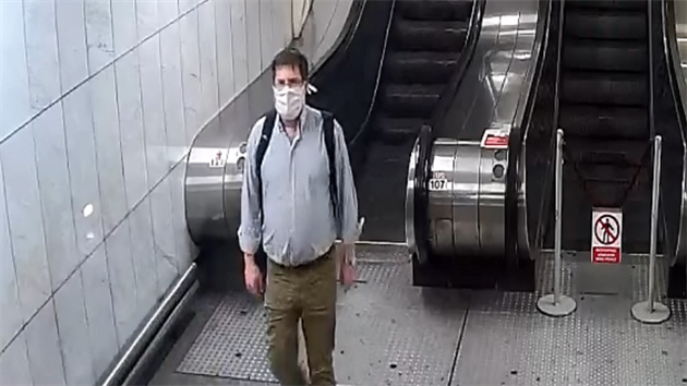 Policie hledá muže, kterého v metru napadl útočník s nožem.