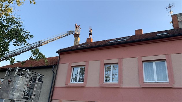 Policisté sedm hodin vyjednávali s mužem, který v pražských Malešicích odmítal opustit střechu rodinného domu.