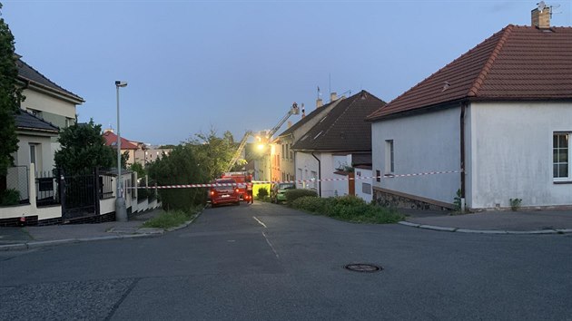 Policisté sedm hodin vyjednávali s mužem, který v pražských Malešicích odmítal opustit střechu rodinného domu.