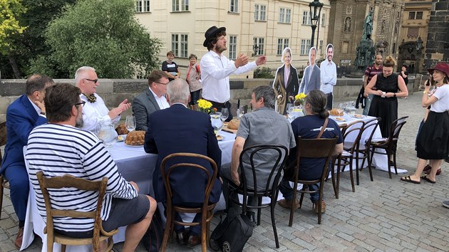 Ondřej Kobza při prezentaci nápadu uspořádat na Karlově mostě hostinu.