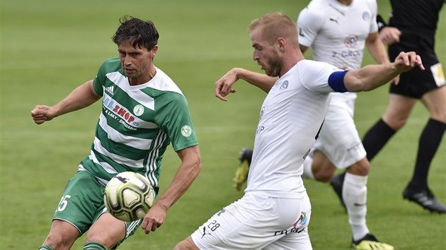 Kamil Vacek (vlevo) z Bohemians a Vlastimil Danek ze Slovcka v souboji