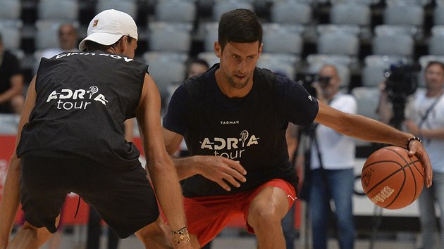 Novak Djokovi (vpravo) a Grigor Dimitrov hraj basketbal bhem exhibinho turnaje Adria Tour v Zadaru.
