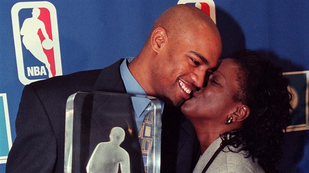 Vince Carter z Toronta pebr cenu pro novka sezony v roce 1999, lb ho jeho matka Michelle Robinsonov-Carterov.