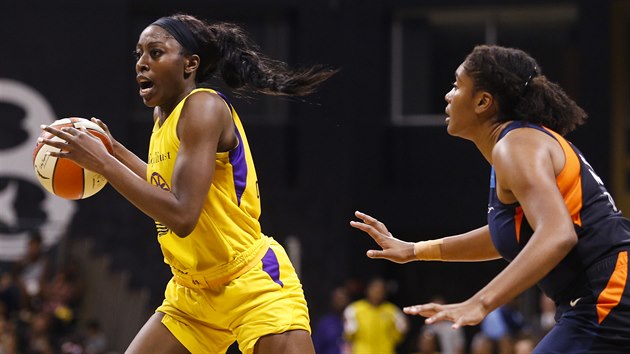 Chiney Ogwumikeov (vlevo) z LA Sparks to kolem Morgan Tuckov z Connecticutu.