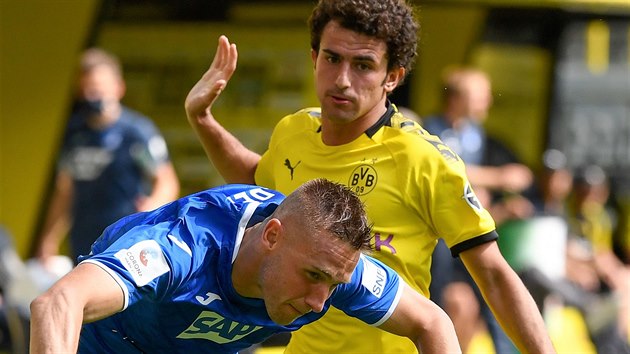 Pavel Kadebek (vlevo) z Hoffenheimu se nechal zabrzdit Mateuem Moreym z Dortmundu.