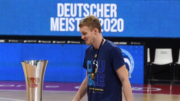 Niels Giffey z Alby Berln si jde pro pohr pro vtze basketbalov bundesligy.