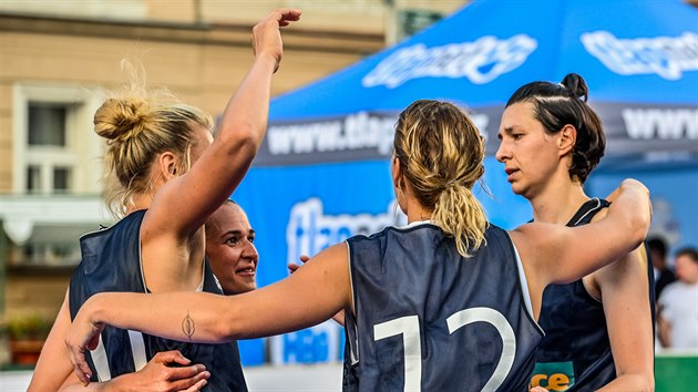 Klra Vojtkov, Andrea Klaudov, Klra Marekov a Michala Hartigov (zleva) oslavuj svj triumf na turnaji esk Chance 3x3 Tour v Hradci Krlov.